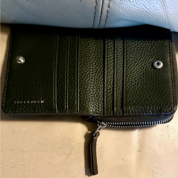 Tory Burch Emerson Wallet. Beautiful deep green pebbled leather. No Flaws. - Picture 3 of 7